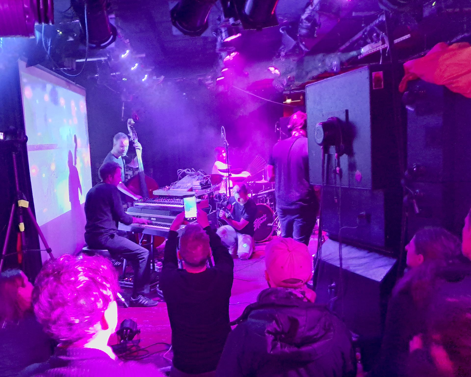 Kasimir Effekt: Mikrokosmos fluktuierender Beats.